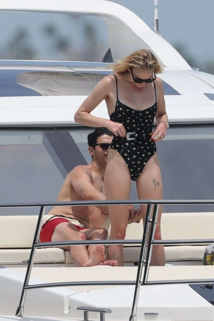 Sophie Turner In A Swimsuit On A Yacht In Mexico