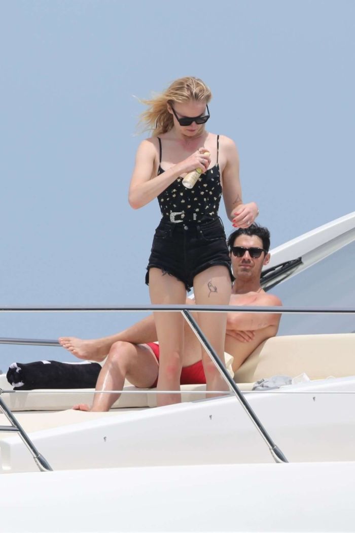 Sophie Turner In A Swimsuit On A Yacht In Mexico
