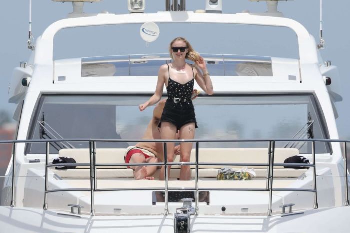 Sophie Turner In A Swimsuit On A Yacht In Mexico