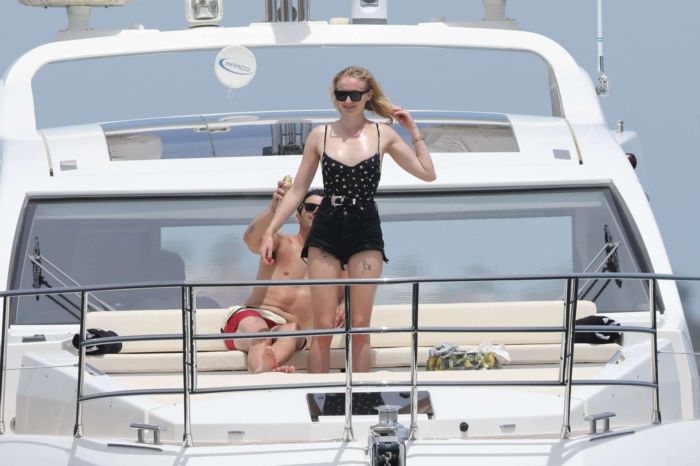 Sophie Turner In A Swimsuit On A Yacht In Mexico