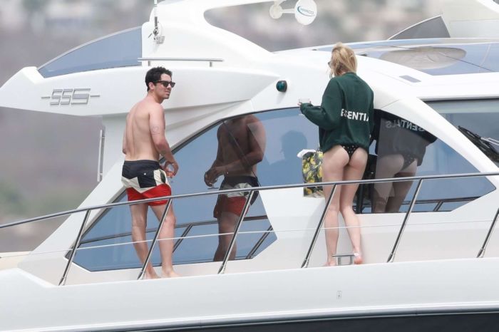 Sophie Turner In A Swimsuit On A Yacht In Mexico