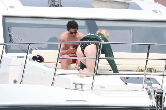 Sophie Turner In A Swimsuit On A Yacht In Mexico