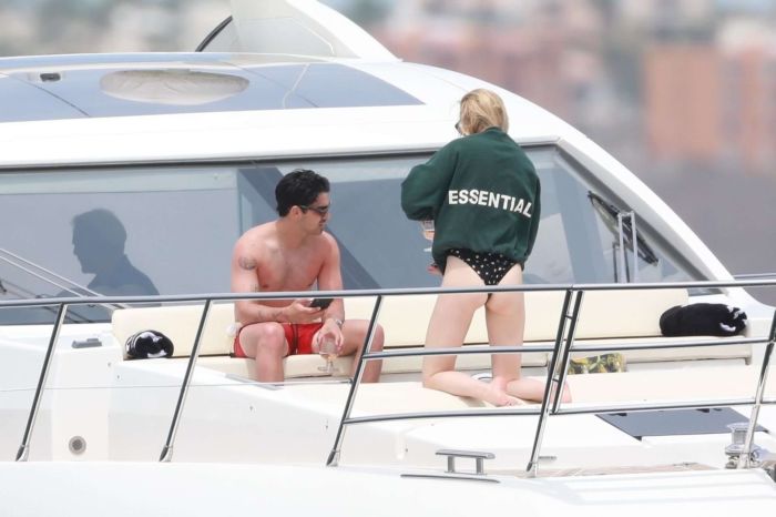 Sophie Turner In A Swimsuit On A Yacht In Mexico