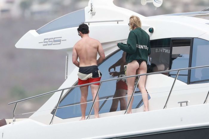 Sophie Turner In A Swimsuit On A Yacht In Mexico