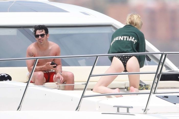 Sophie Turner In A Swimsuit On A Yacht In Mexico
