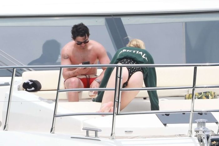 Sophie Turner In A Swimsuit On A Yacht In Mexico