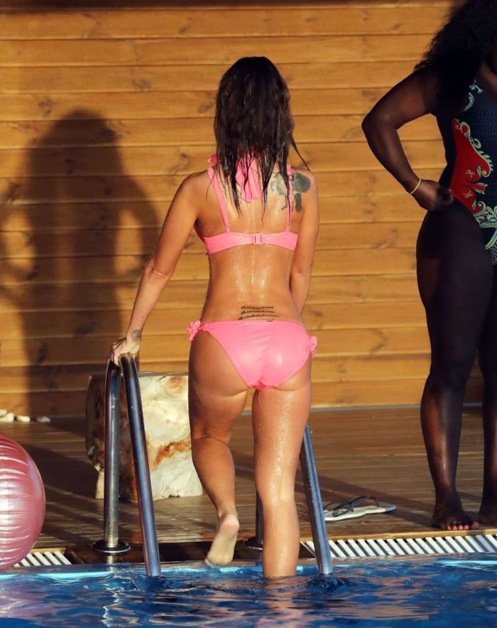 Tulisa Contostavlos In A Bikini At The Swimming Pool In Greece