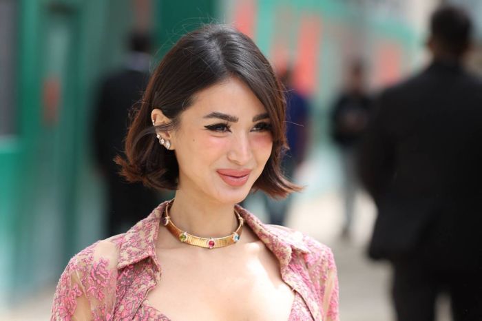 Gorgeous Heart Evangelista Smiling At Elie Saab Spring Summer Show 2023